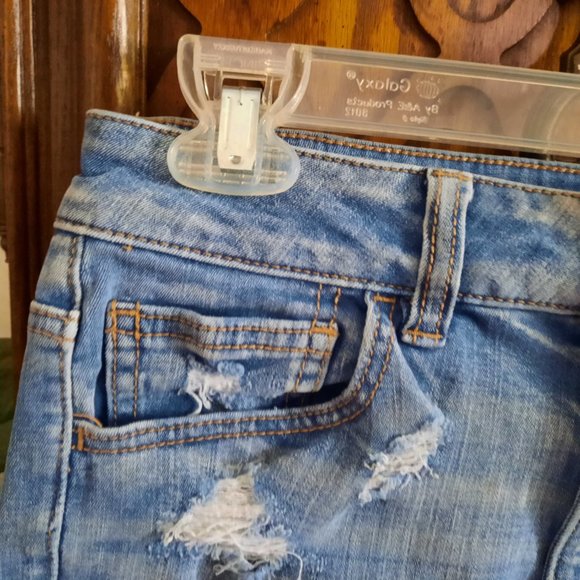 American Eagle Outfitters Distressed Hi-Rise Shortie Denim Shorts - 6 - Picture 6 of 16